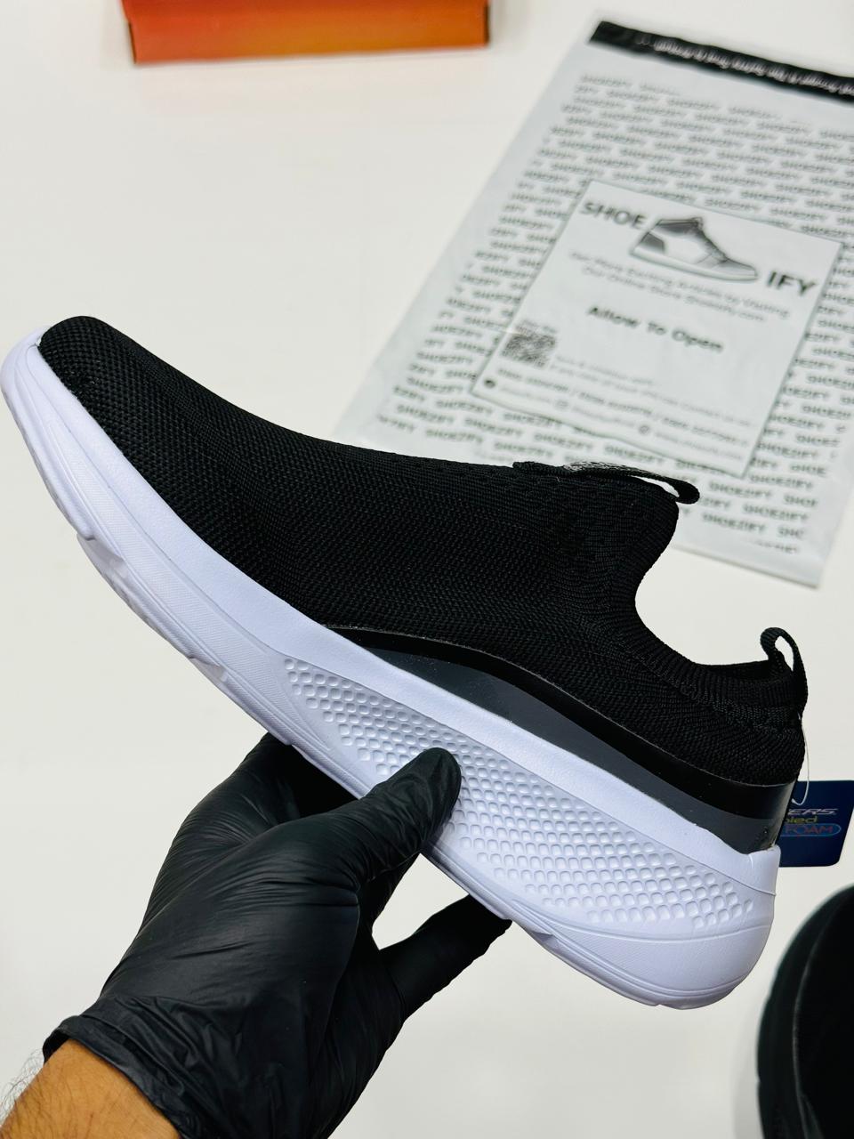 Sketchers Ultra Go runner Black